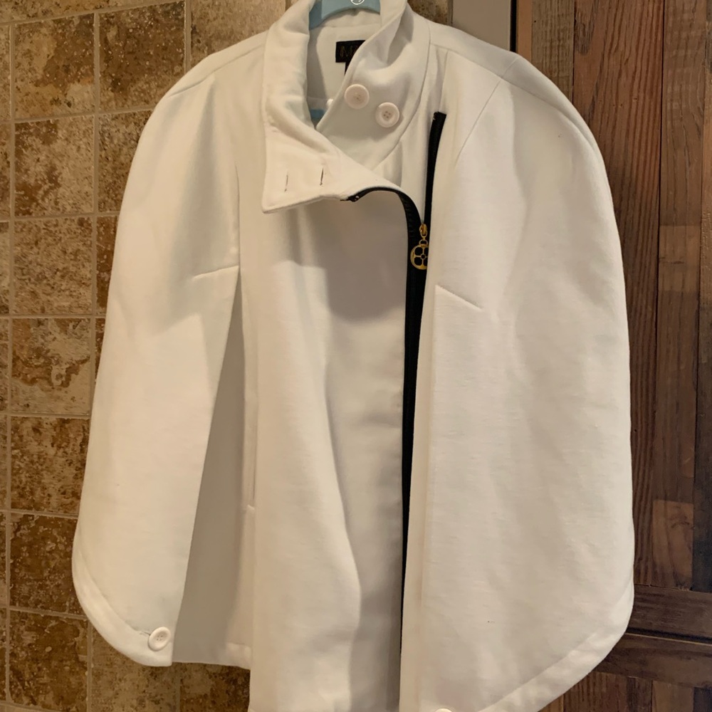 Women’s Iman cape size 2X/3X. White.